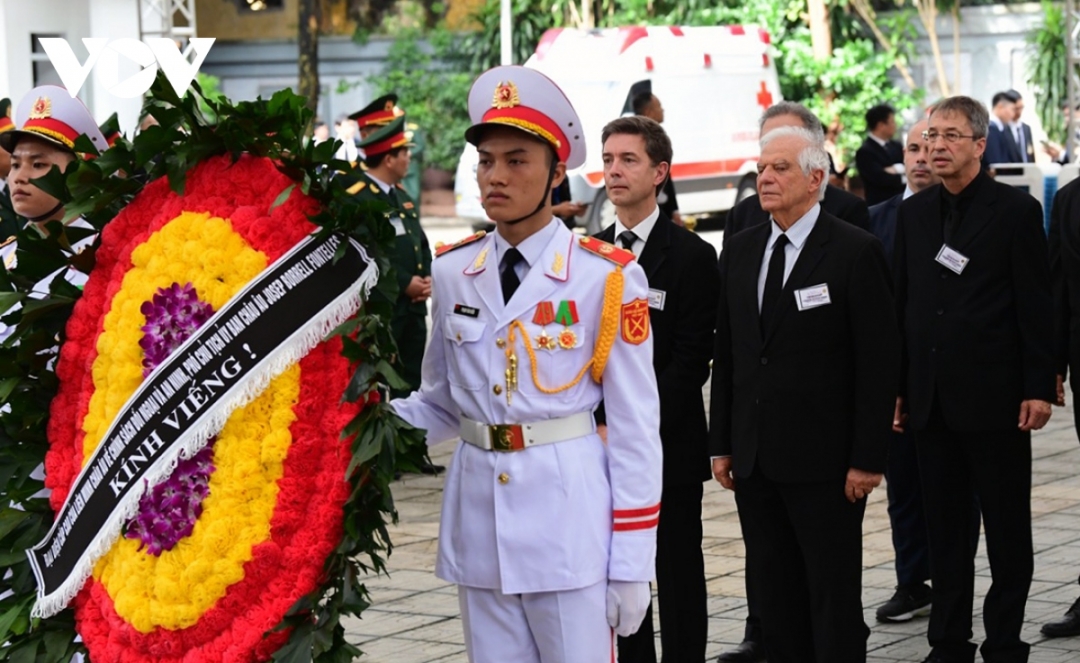 Đoàn Liên minh châu Âu do ông Josep Borrell - Đại diện Cấp cao Liên minh châu Âu về Chính sách Đối ngoại và An ninh, Phó Chủ tịch Ủy ban châu Âu dẫn đầu vào viếng Tổng Bí thư Nguyễn Phú Trọng. Ảnh: VOV