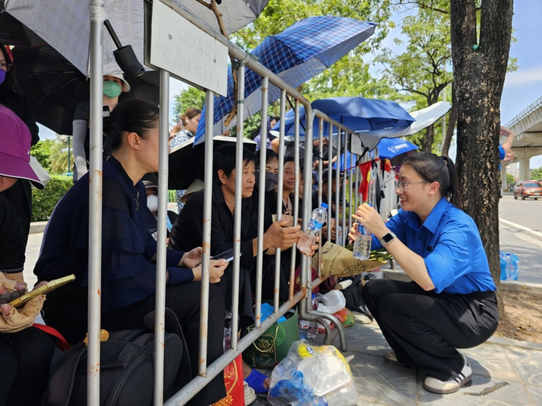 Thanh niên tình nguyện tặng nước cho người dân.