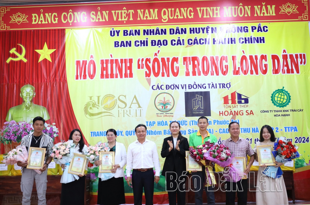 Lãnh đạo huyện Krông Pắc tặng hoa và thư cảm hơn cho các doanh nghiệp, nhà hảo tâm. 