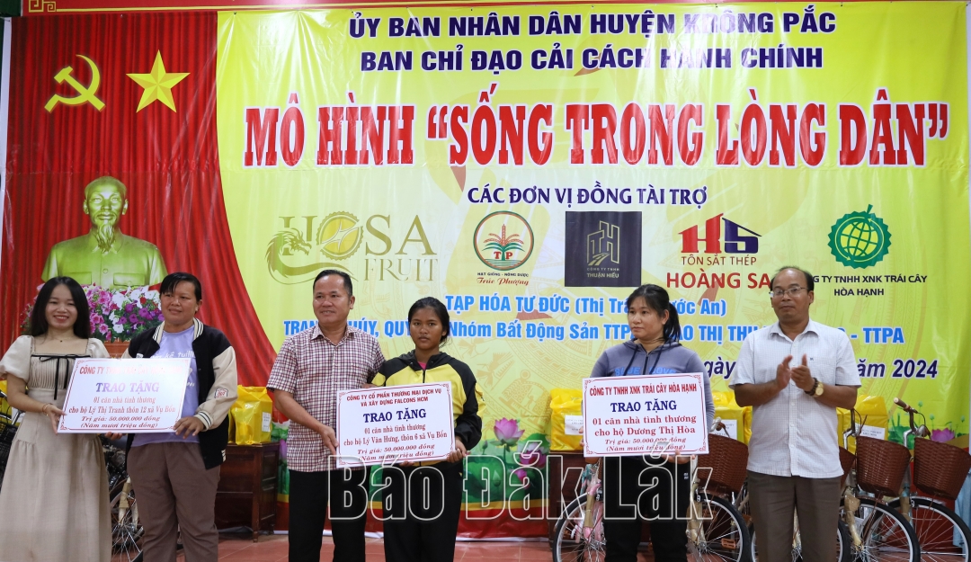 Các doanh nghiệp trao tiền xây dựng nhà tình thương cho các hộ nghèo. 