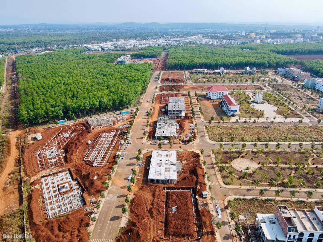 Hiện nay Dự án Nhà ở xã hội quỹ đất 20% thuộc Dự án Khu dân cư Hà Huy Tập, phường Tân An đã hoàn thiện phần móng của 9/9 khối nhà chung cư