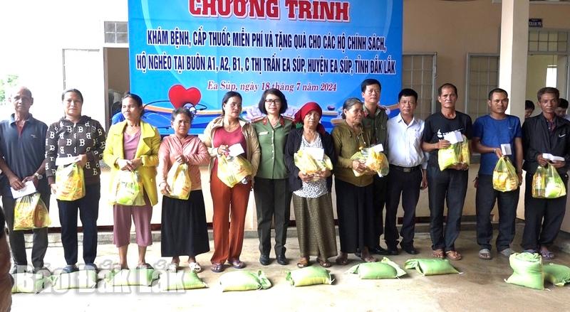 Đại diện Công an tỉnh, huyện trao tặng 10 suất quà cho các gia đình chính sách trên địa bàn thị trấn Ea Súp