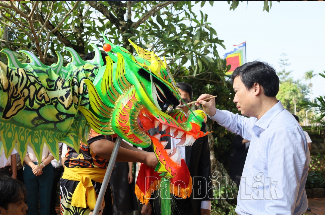 Bí thư Huyện ủy Trần Hồng Tiến khai quang điểm nhãn cho rồng tại Miếu thờ CaDa.