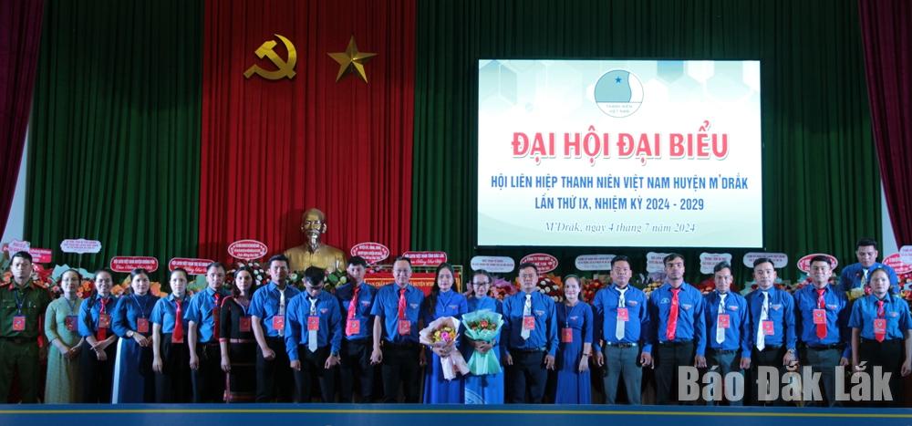 Ủy ban Hội LHTN Việt Nam huyện M’Drắk khóa IX, nhiệm kỳ 2024 - 2029 ra mắt đại hội.