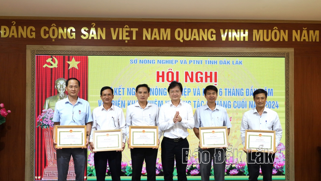 Các tập thể thuộc Sở NN-PTNT được nhận Bằng khen của Chủ tịch UBND tỉnh về thành tích hoàn thành xuất sắc nhiệm vụ năm 2023.