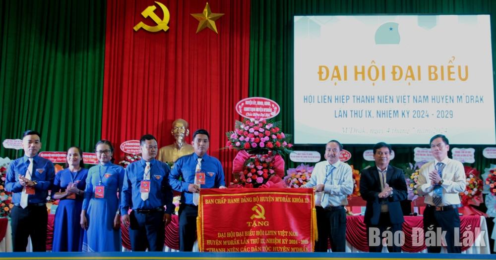 Lãnh đạo huyện MDrắk trao bức trướng của Ban Chấp hành Đảng bộ huyện tặng đại hội.