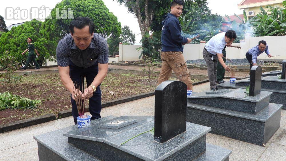 Tỉnh ủy viên, Bí thư Huyện ủy Ea Hleo Bun Thó Lào thắp hương trên từng phần mộ liệt sĩ.