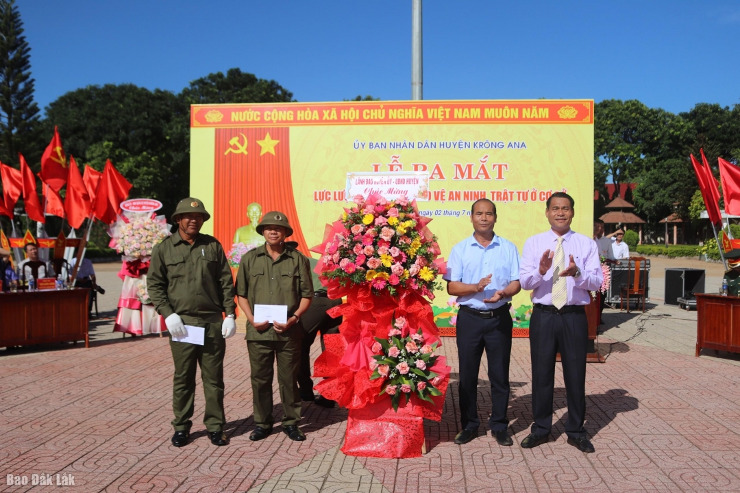 Lãnh đạo huyện Krông Ana tặng hoa và quà chúc mừng Lực lượng tham gia bảo vệ an ninh, trật tự ở cơ sở.