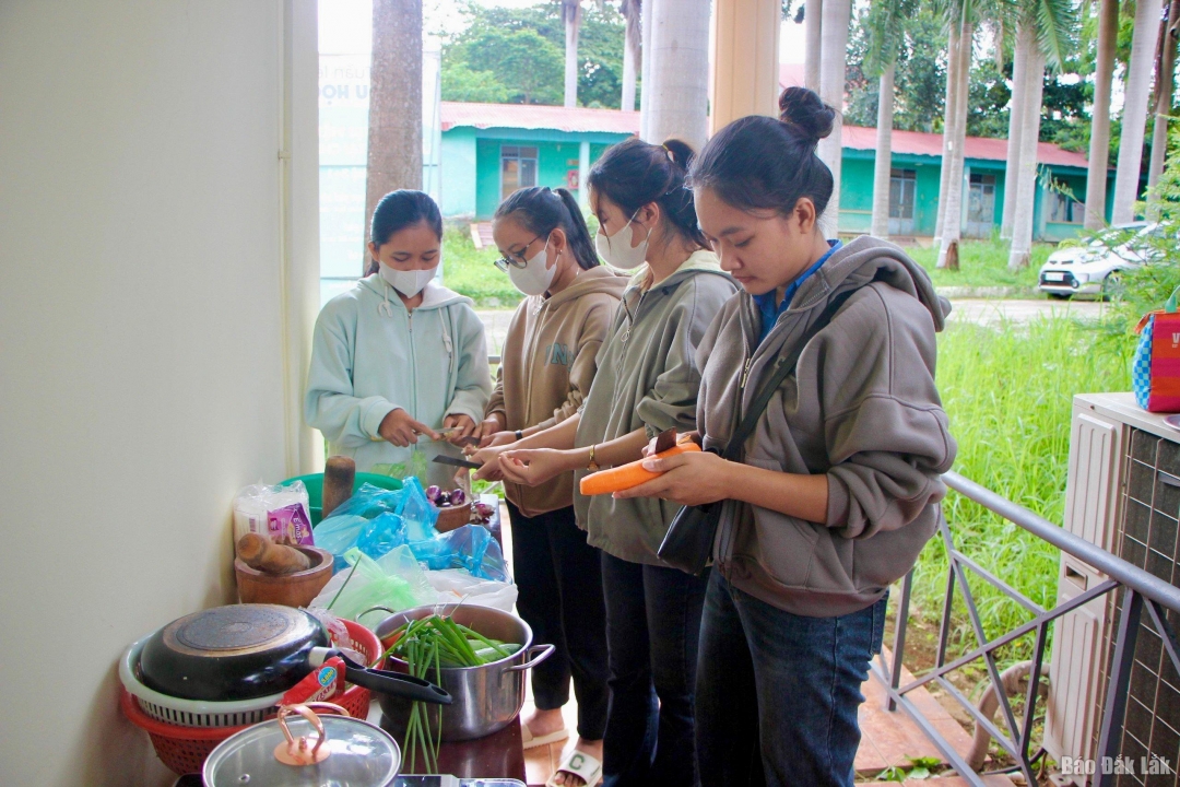 Các bạn sinh viên chuẩn bị nguyên liệu cho phần thi Ẩm thực.