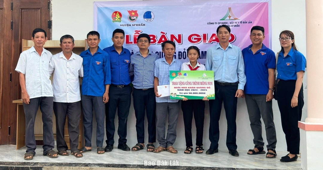 Đại diện các đơn vị bàn giao ngôi nhà Khăn quàng đỏ tặng gia đình em Nguyễn Trương Quỳnh Thư.