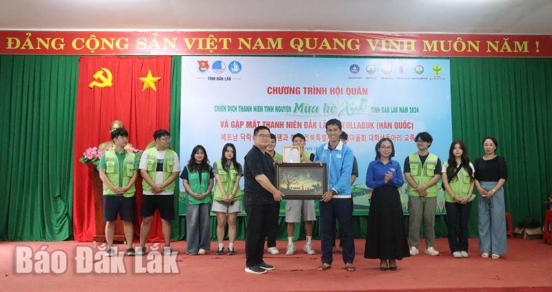 Đại diện đoàn tình nguyện tỉnh Jeollabuk (Hàn Quốc) tặng quà lưu niệm cho Tỉnh Đoàn Đắk Lắk.