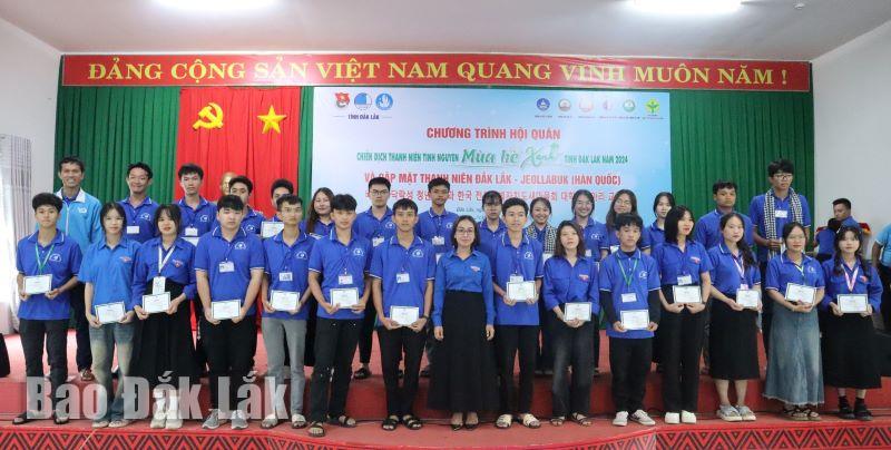 Đại diện Tỉnh Đoàn trao Giấy chứng nhận cho thanh niên tình nguyện tham gia Chiến dịch Mùa hè xanh năm 2024.