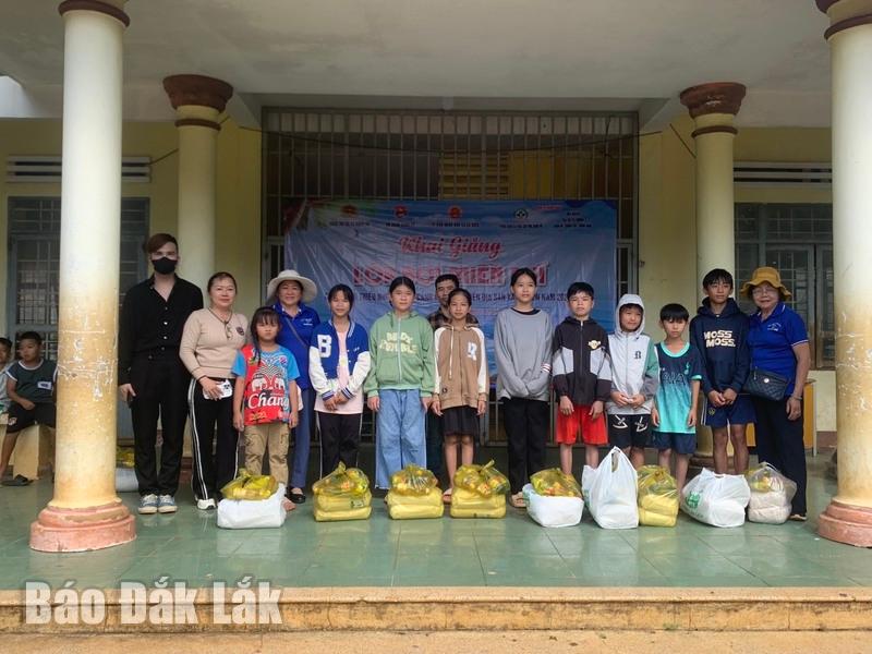 Đại diện thị Đoàn Buôn Hồ trao quà cho các em có hoàn cảnh khó khăn tại xã  Ea Siên