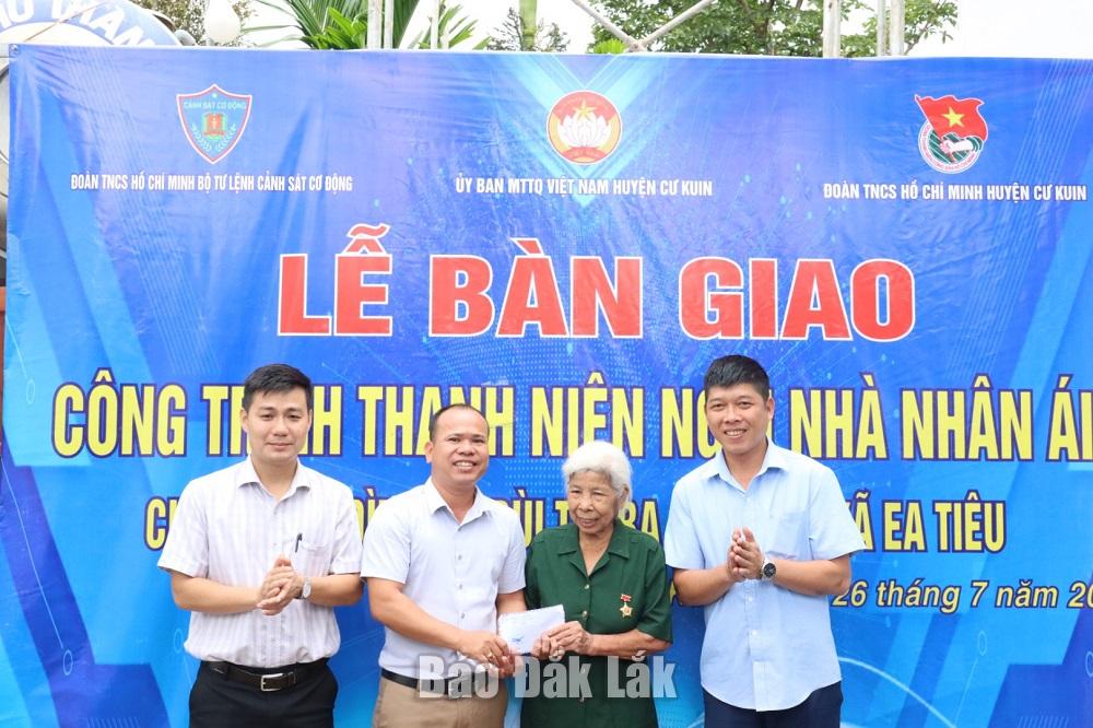 Lãnh đạo xã Ea Tiêu trao phần quà ý nghĩa tặng gia đình bà Bùi Thị Ba (thôn 6, xã Ea Tiêu).