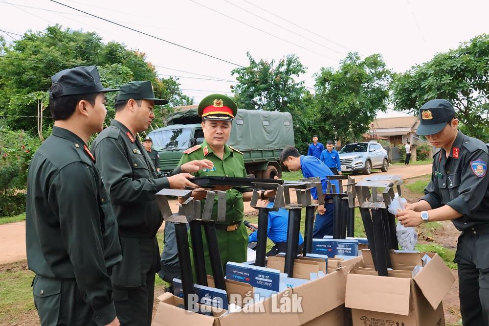 Thiếu tướng Lê Văn Hà, Phó Tư lệnh, Bộ Tư lệnh Cảnh sát Cơ động kiểm tra các thiết chiếu sáng tại công trình thanh niên.