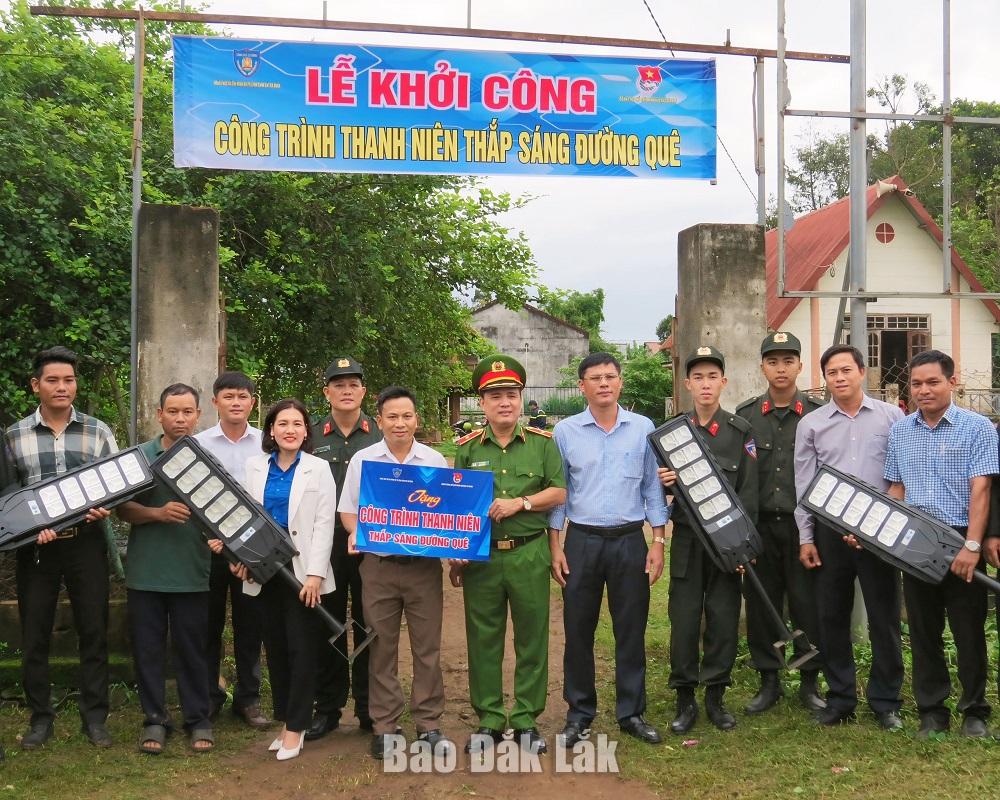 Đoàn Thanh niên Bộ Tư lệnh Cảnh sát Cơ động cùng Huyện Đoàn Cư Kuin bàn giao công trình thanh niên thắp sáng đường quê.