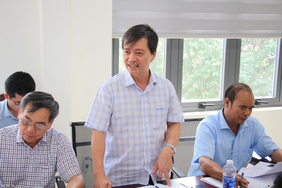 Chủ tịch UBND xã Krông Năng Lê Hồng Văn báo cáo tình hình thực hiện của địa phương.