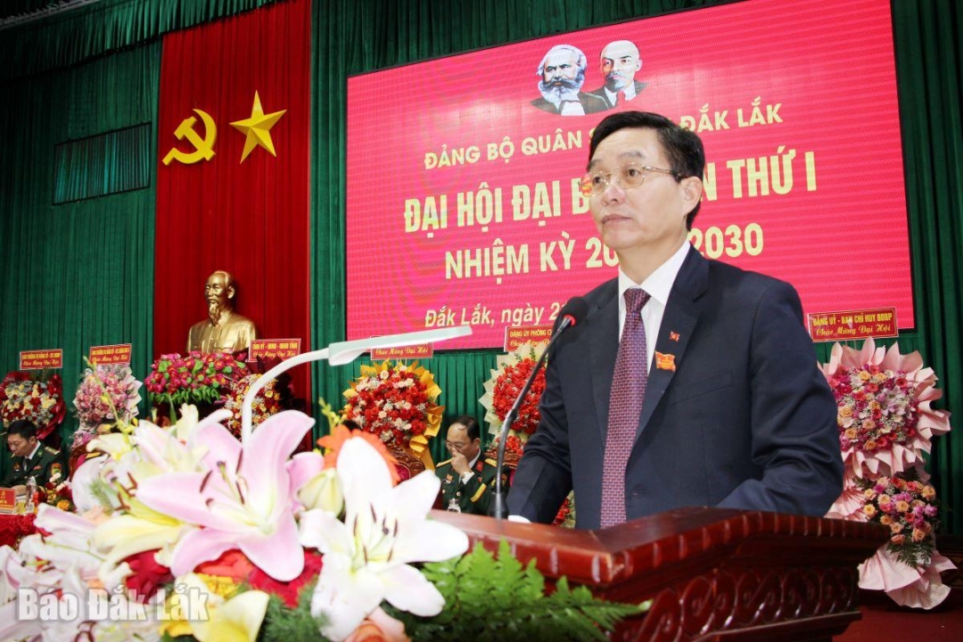 Đồng chí Nguyễn Đình Trung, Ủy viên Trung ương Đảng, Bí thư Tỉnh ủy, Bí thư Đảng ủy Quân sự tỉnh phát biểu bế mạc đại hội.