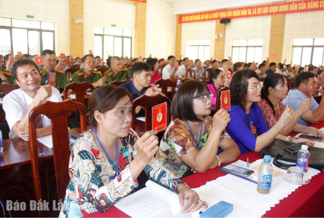 Đại biểu tham gia biểu quyết tại đại hội.