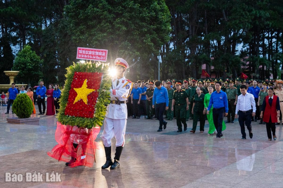 Đại biểu dâng hoa...
