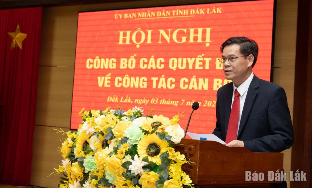 Đồng chí Trương Ngọc Tuấn, Tỉnh ủy viên lên công bố các quyết định của Chủ tịch UBND tỉnh Đắk Lắk về việc bổ nhiệm công chức, viên chức giữ chức vụ lãnh đạo, quản lý các cơ quan chuyên môn và đơn vị sự nghiệp công lập trực thuộc UBND tỉnh. ẢNh: Nguyễn Gia