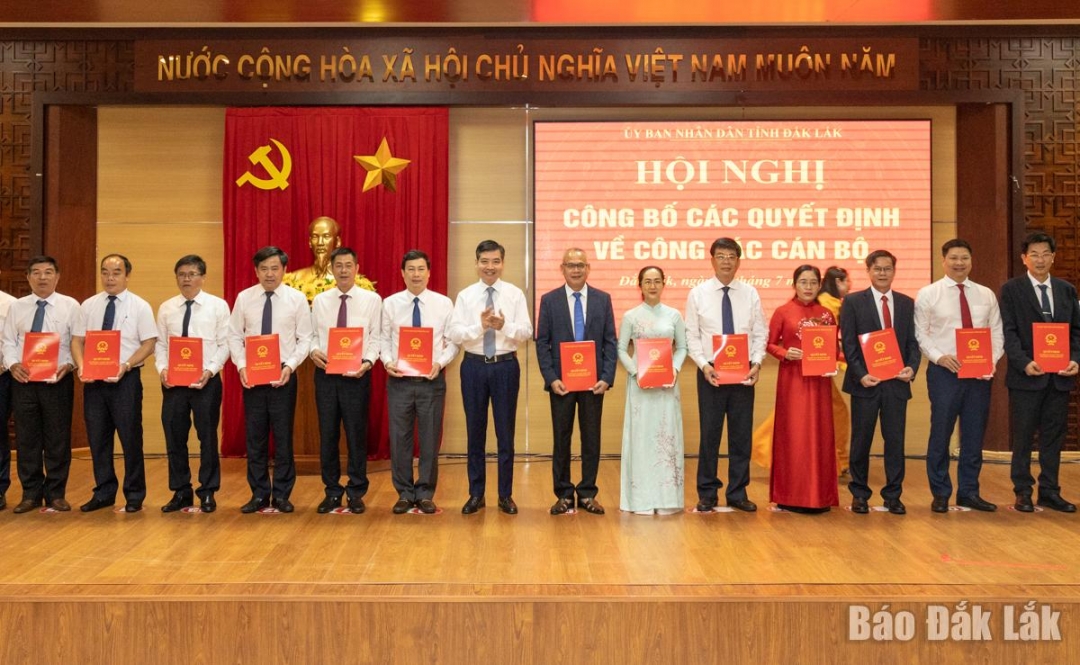 Phó Bí thư Tỉnh ủy, Chủ tịch UBND tỉnh Tạ Anh Tuấn trao Quyết định bổ nhiệm các đồng chí đứng đầu các cơ quan chuyên môn, tổ chức hành chính trực và đơn vị sự nghiệp công lập trực thuộc UBND tỉnh. Ảnh: Nguyễn Gia
