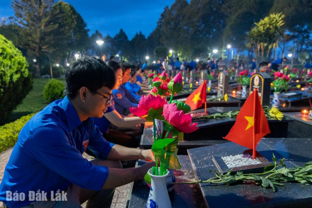 Đoàn viên thanh niên dâng hương và thắp nến tri ân tại các phần mộ liệt sĩ.