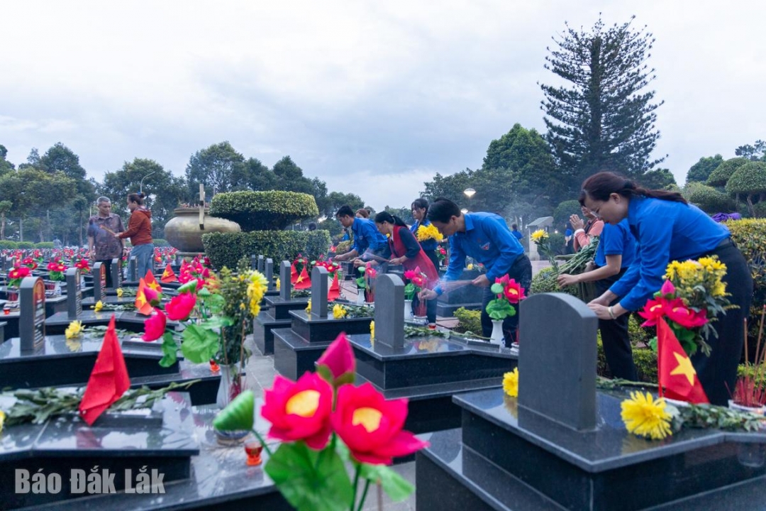 Đại biểu dâng hương tại các phần mộ.