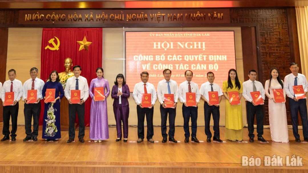 Ủy viên BTV Tỉnh ủy, Phó Chủ tịch Thường trực UBND tỉnh Hồ Thị Nguyên Thảo trao Quyết định bổ nhiệm. Ảnh: Nguyễn Gia