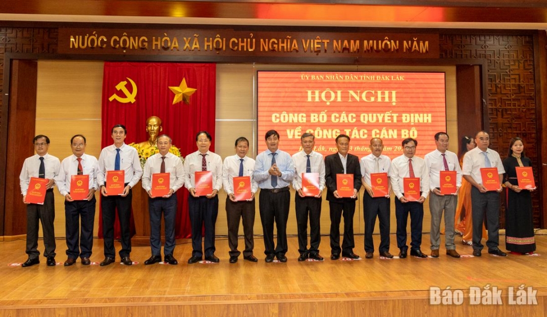 Tỉnh Ủy viên, Phó Chủ tịch UBND tỉnh Nguyễn Thiên Văn trao Quyết định bổ nhiệm. ẢNh: Nguyễn Gia