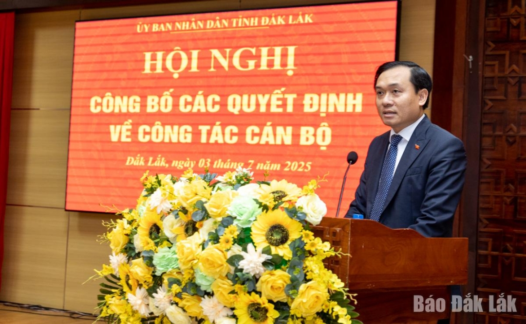 Đồng chí Bùi Thanh Toàn, Uỷ viên Ban Thường vụ Tỉnh uỷ, Giám đốc Sở Khoa học và Công nghệ tỉnh Đắk Lắk, đại diện các đồng chí được bổ nhiệm lên phát biểu nhận nhiệm vụ. Ảnh: Nguyễn Gia