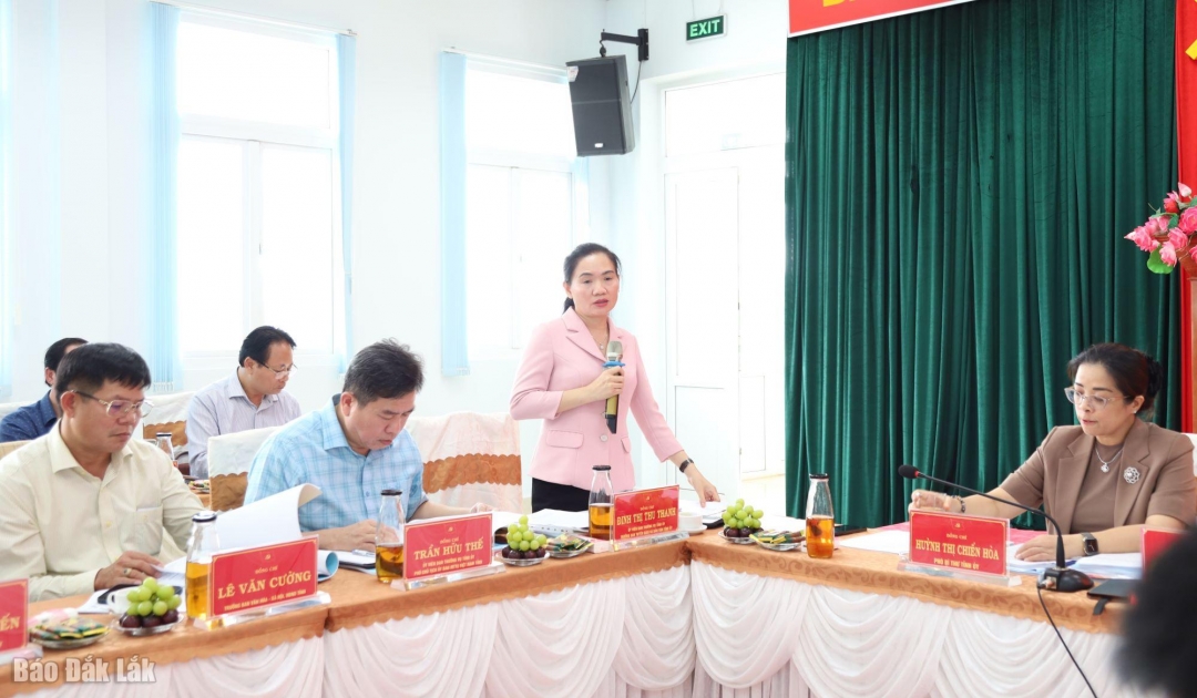 Đồng chí Đinh Thị Thu Thanh, Trưởng Ban Tuyên giáo và Dân vận Tỉnh ủy tham gia góp ý tại buổi làm việc.