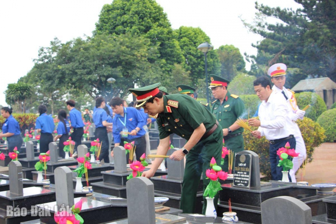 Các đại biểu dâng hương tưởng nhớ công ơn của các anh hùng liệt sĩ.