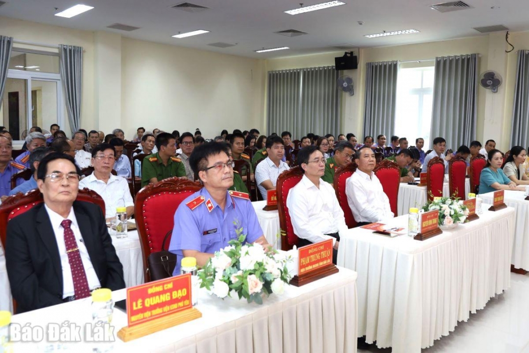 Các đại biểu tham dự lễ.