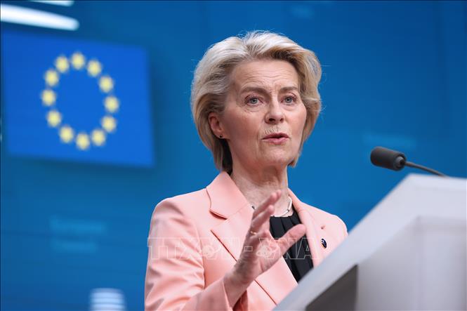 Chủ tịch Ủy ban châu Âu (EC) Ursula von der Leyen phát biểu họp báo tại Brussels, Bỉ. Ảnh: THX/TTXVN