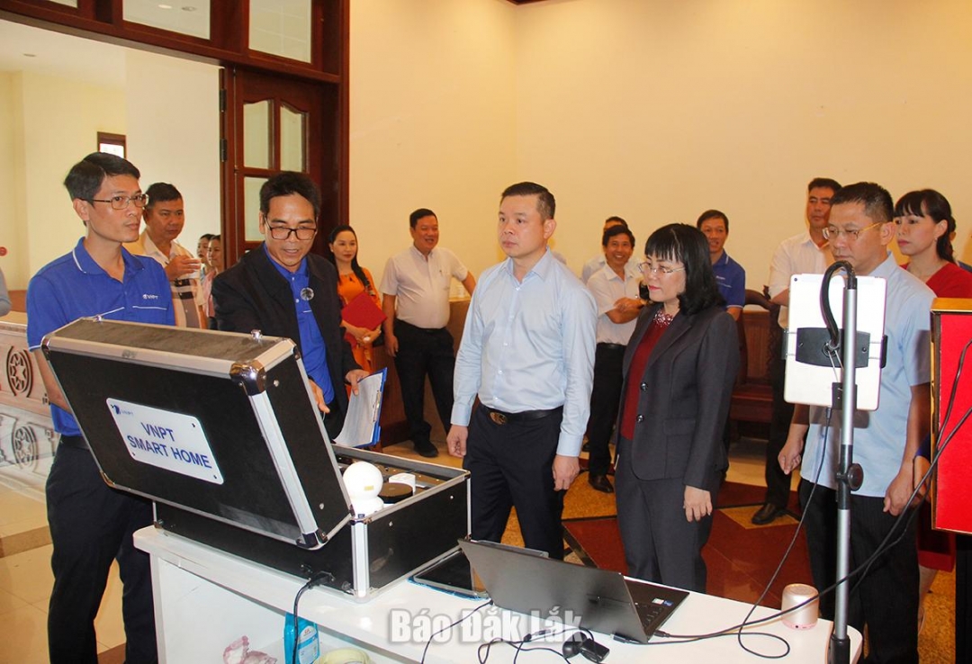 Lãnh đạo tỉnh tham quan khu vực trưng bày ứng dụng công nghệ của các doanh nghiệp viễn thông tại chương trình Đắk Lắk số diễn ra hồi trung tuần tháng 7/2025. Ảnh: Đỗ Lan