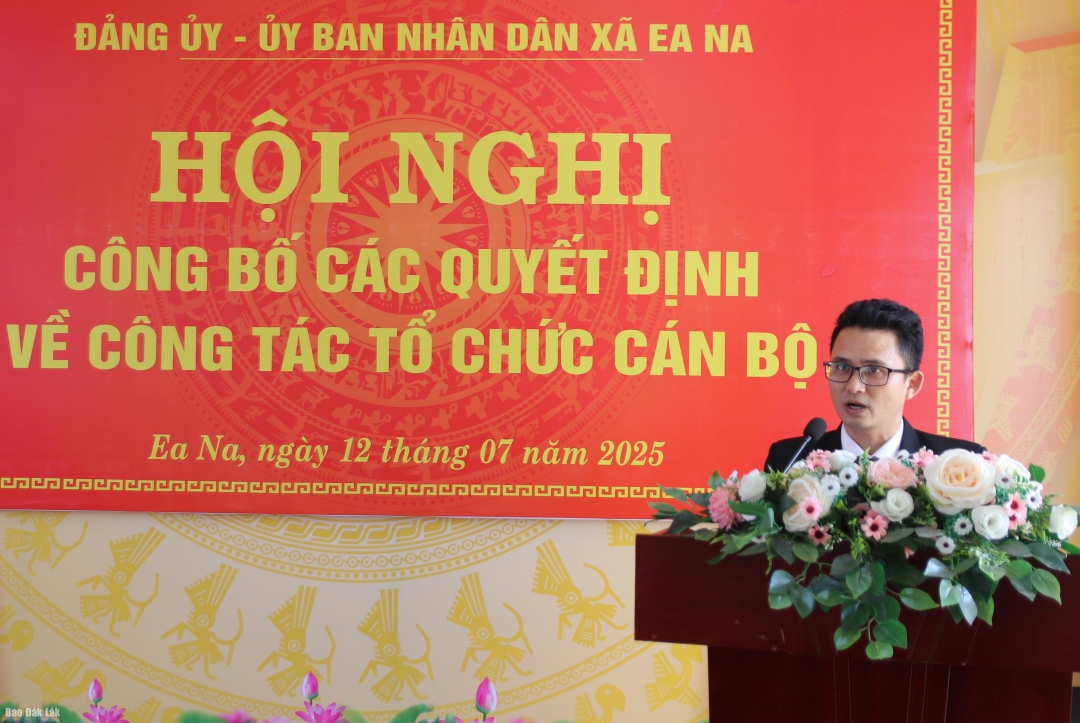 Bí thư Đảng ủy, Chủ tịch HĐND xã Ea Na Đinh Thanh Tuấn phát biểu tại hội nghị.