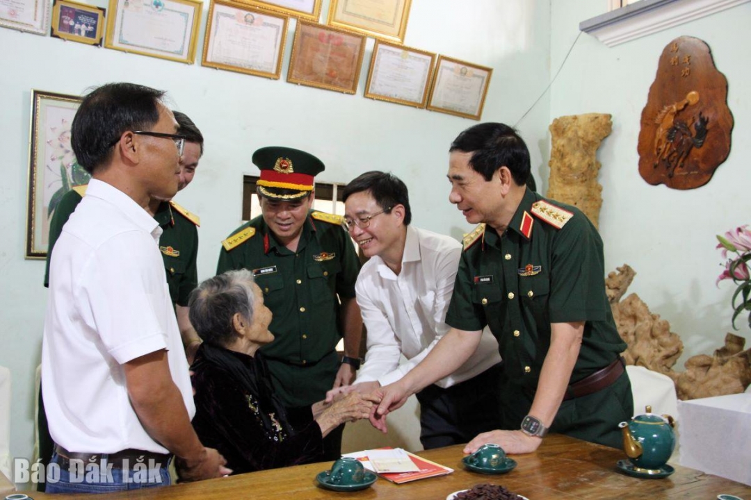 Đoàn công tác ân cần thăm hỏi, tặng quà Mẹ Việt Nam anh hùng Nguyễn Thị Toàn (phường Tân Lập).