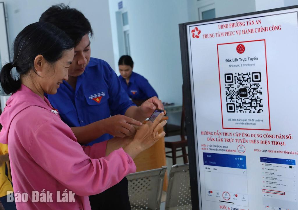 người dân phường Tân An được hướng dẫn sử dụng nền tảng số trí tuệ nhân tạo để thực hiện các giao dịch hàng chính.
