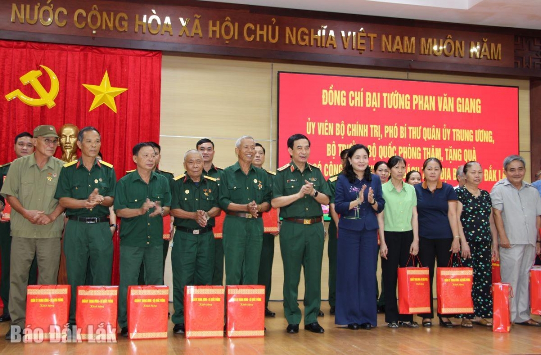 Đại tướng Phan Văn Giang cùng đoàn công tác tặng quà các thương binh, bệnh binh, gia đình có công với cách mạng.