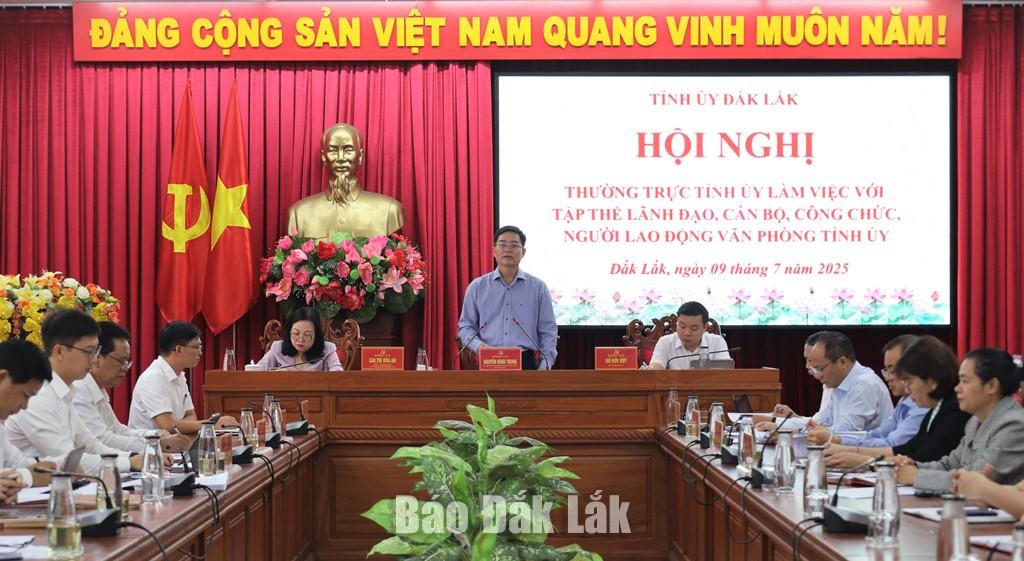 Ủy viên Trung ương Đảng, Bí thư Tỉnh ủy Nguyễn Đình Trung phát biểu ý kiến tại buổi làm việc.