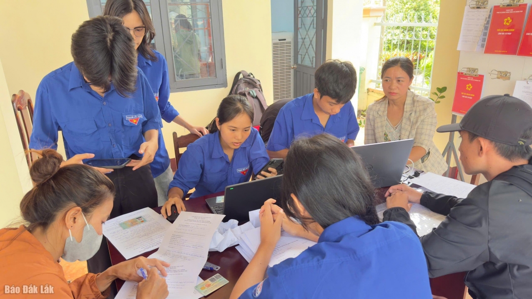 Tổ Công nghệ số cộng đồng xã Quảng Phú hướng dẫn người dân thực hiện các dịch vụ công trực tuyến.