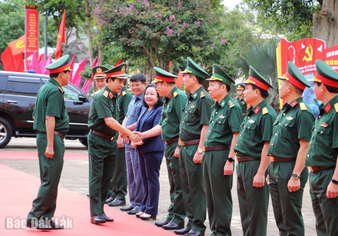Đại tướng Phan Văn Giang cùng đoàn công tác đến thăm Bộ Chỉ huy Quân sự tỉnh.