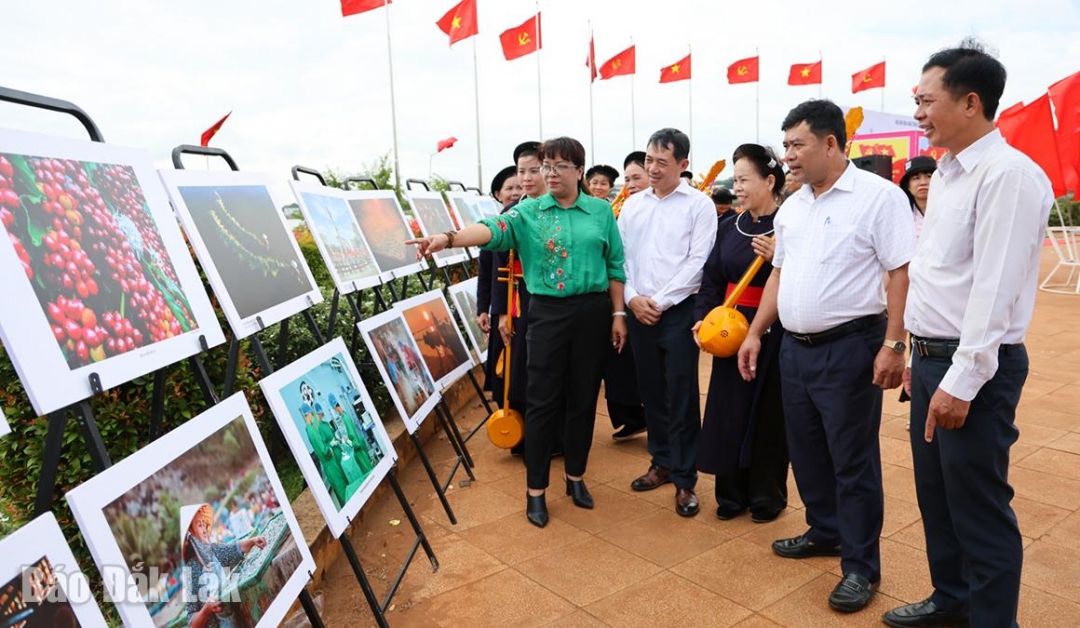 Đại biểu cùng người dân tham quan các tác phẩm nhiếp ảnh tại triển lãm.