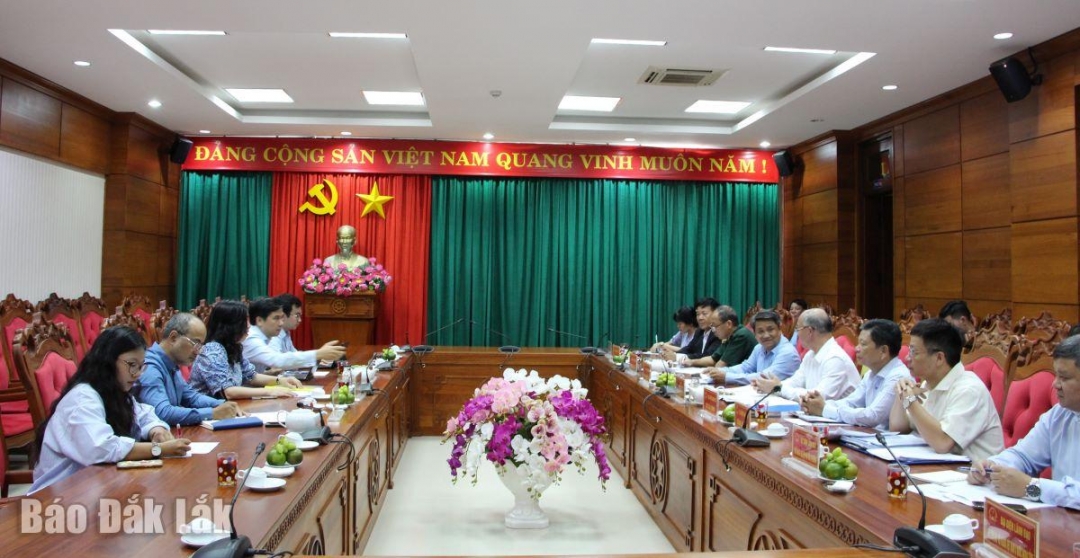 Các đại biểu tham dự buổi làm việc.