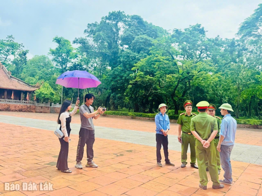 Ê kíp thực hiện ghi hình chuẩn bị cho chương trình.