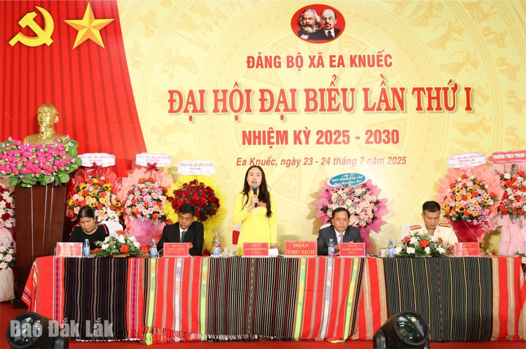 Đoàn chủ tịch điều hành nội dung thảo luận tại đại hội.