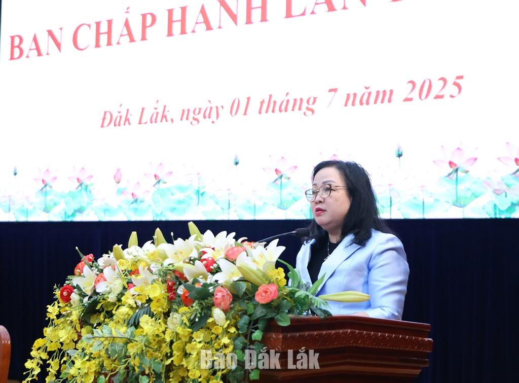 Phó Bí thư Thường trực Tỉnh ủy, Chủ tịch HĐND tỉnh Cao Thị Hòa An thông qua chương trình Hội nghị Ban Chấp hành Đảng bộ tỉnh lần thứ Nhất.