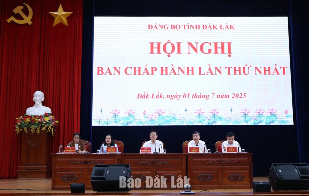 Ủy viên Trung ương Đảng, Bí thư Tỉnh ủy Nguyễn Đình Trung cùng các đồng chí Phó Bí thư Tỉnh ủy điều hành hội nghị.