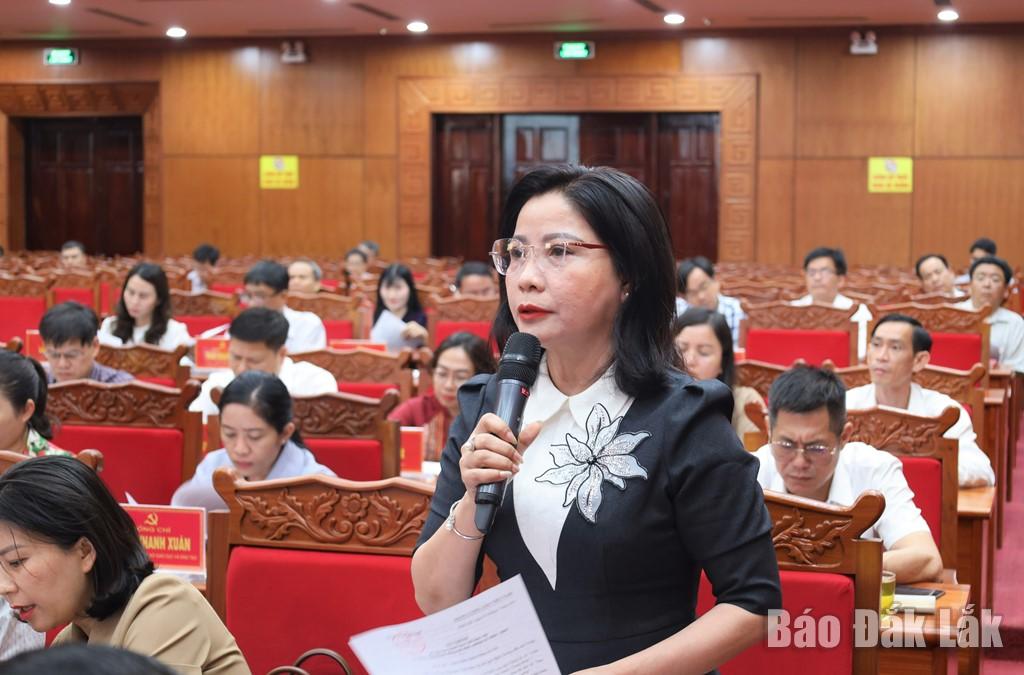 Tỉnh ủy viên, Phó Trưởng Đoàn đại biểu Quốc hội hoạt động chuyên trách, phụ trách Đoàn đại biểu Quốc hội tỉnh Đắk Lắk Nguyễn Thị Thu Nguyệt nêu ý kiến tại hội nghị.